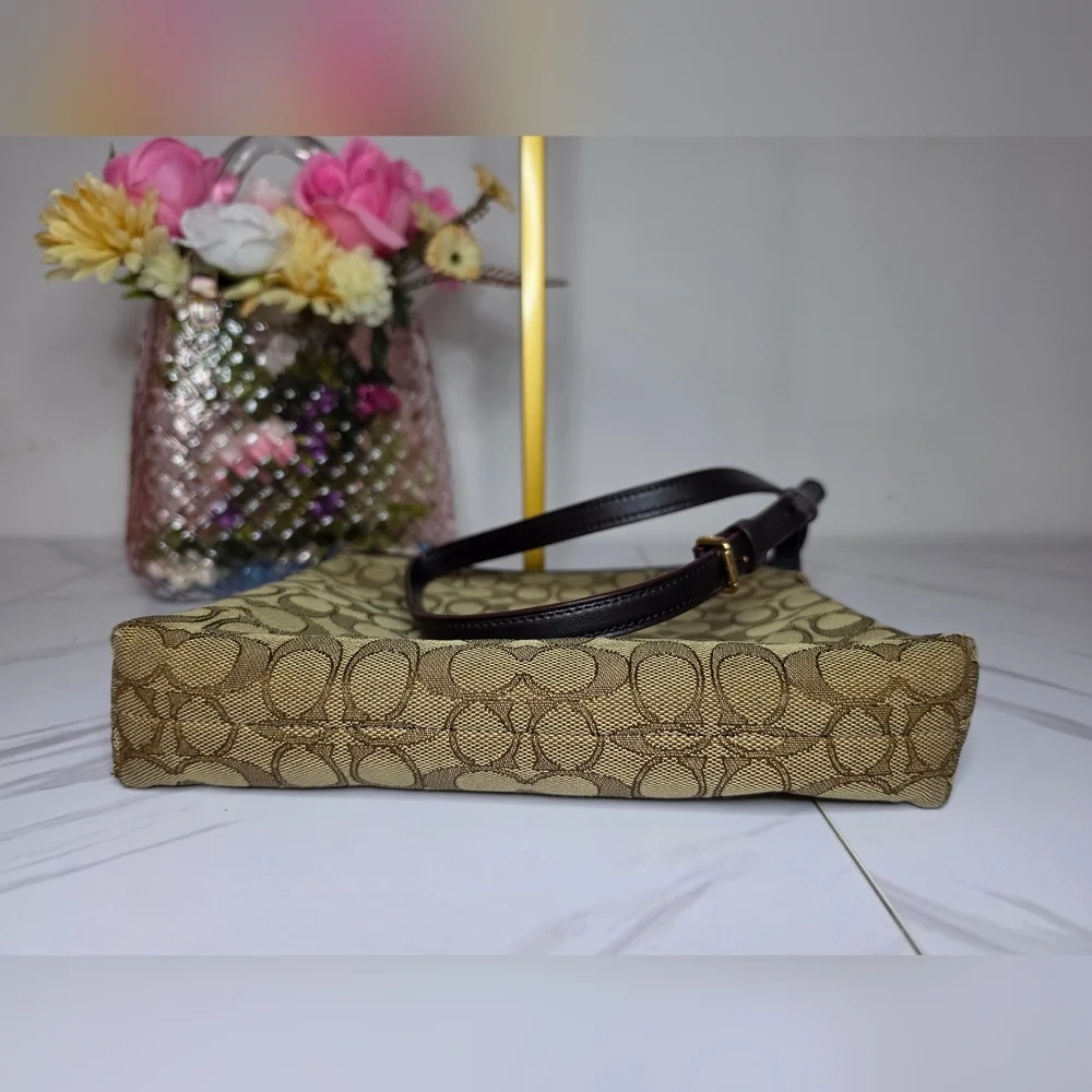 Coach 💕 | Crossbody Tan and Brown Canvas Signature Summer Tote ✨️